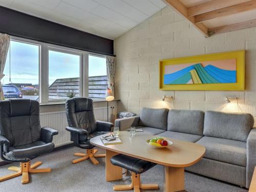 - un salon avec un canapé, une table et des chaises dans l'établissement Apartment Els - 100m to the inlet in Western Jutland by Interhome, à Hvide Sande