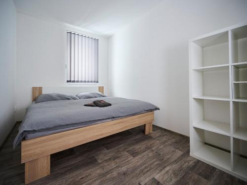 PolubnýにあるApartment U Dzina-3 by Interhomeのベッドルーム(ベッド1台、窓、棚付)