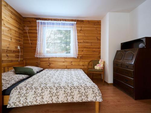 Postel nebo postele na pokoji v ubytování Holiday Home Chaloupka U lesa by Interhome