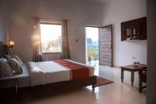 Ένα ή περισσότερα κρεβάτια σε δωμάτιο στο RANTHAMBHORE BAGH VALLEY