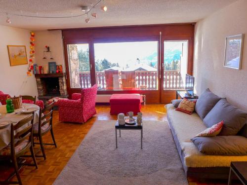 - un salon avec un canapé et une table dans l'établissement Apartment Robin des Bois-3 by Interhome, à Crans-Montana