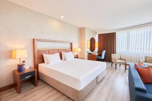 Postel nebo postele na pokoji v ubytování Dedeman Konya Hotel Convention Center