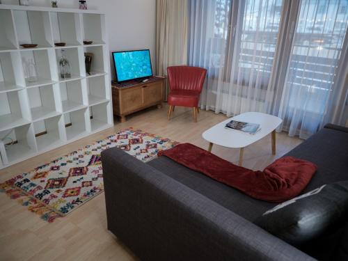 un soggiorno con divano e TV di Apartment Pasadena-4 by Interhome a Zermatt