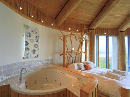 baño grande con bañera y cama en 1 Bed in Acharacle CA368, en Kilchoan
