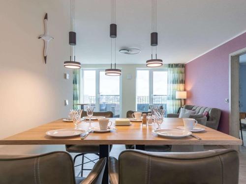 een eetkamer met een tafel en stoelen bij Apartment Penthouse Küstenzauber by Interhome in Nordstrand