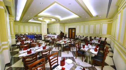 Reštaurácia alebo iné gastronomické zariadenie v ubytovaní Muscat International Hotel Plaza