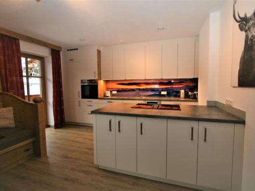 Kuchyň nebo kuchyňský kout v ubytování Apartment Zauberwinkel-2 by Interhome