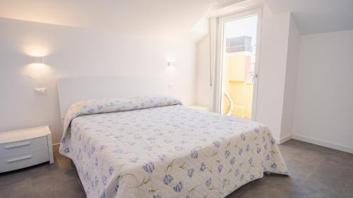 1 dormitorio con cama y ventana en Loft ad un Passo dal Cielo - Italian Homing, en Desenzano del Garda