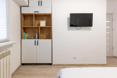 une armoire blanche avec une télévision dans une pièce dans l'établissement Minerva Studio Craiova, à Craiova