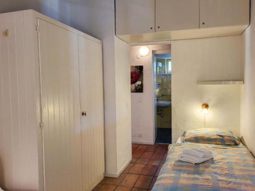 Postel nebo postele na pokoji v ubytování Apartment Villaggio Sureggio C7 mit TicinoTicket by Interhome