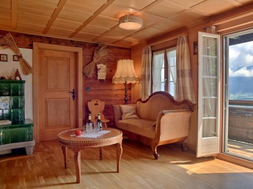 Holiday Home Chalet Zun by Interhome في سارمن: غرفة معيشة مع أريكة وطاولة