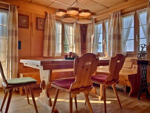comedor con mesa de madera y sillas en Holiday Home Chalet Zun by Interhome, en Sarnen