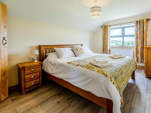 מיטה או מיטות בחדר ב-5 Bed in Hay-on-Wye 78163