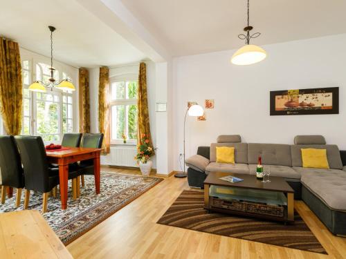 ein Wohnzimmer mit einer Couch und einem Tisch in der Unterkunft Apartment Wildrose by Interhome in Zempin