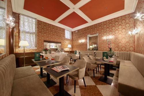 a restaurant with tables and chairs in a room at Duodo Palace in Venice
