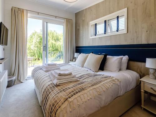 a bedroom with a large bed with a window at 2 Bed in Ludlow 78025 in Ashford Carbonell