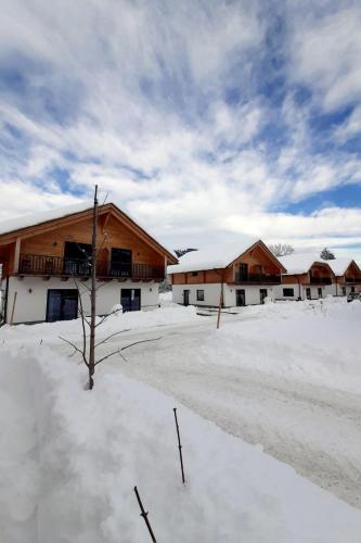 Holiday Home Haushälfte Alpenchalets by Interhome зимой
