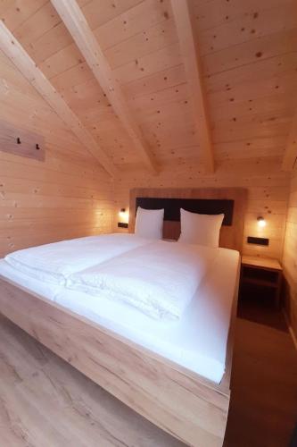 Кровать или кровати в номере Holiday Home Haushälfte Alpenchalets by Interhome