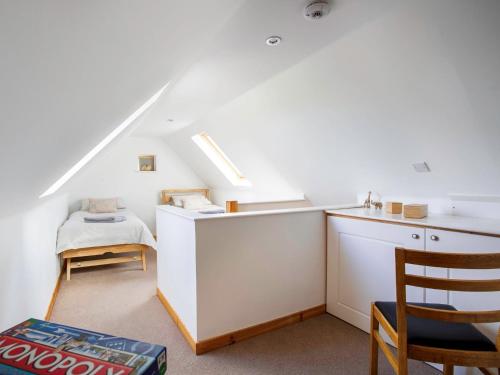um quarto com uma escada com uma cama e uma mesa em 2 Bed in Ardross CA384 em Stittenham
