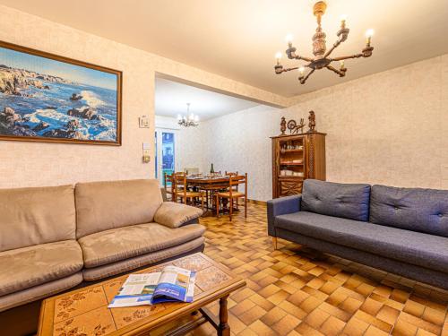 un salon avec deux canapés et une table dans l'établissement Holiday Home Portivy 2 by Interhome, à Saint-Pierre-Quiberon