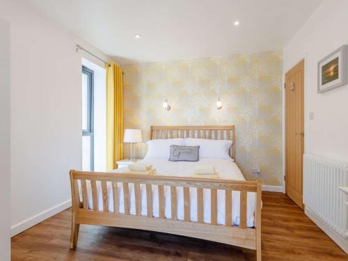 a bedroom with a large bed with a wooden bench at 1 Bed in Weston-Super-Mare 78986 in Weston-super-Mare