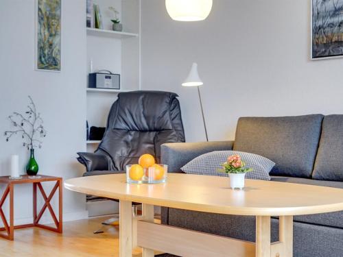 un soggiorno con tavolo e divano di Apartment Kulben in Western Jutland by Interhome a Højer