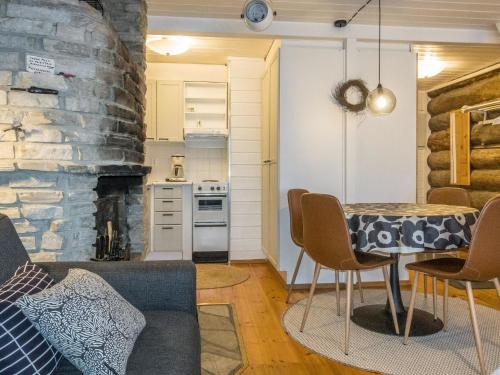 uma cozinha e uma sala de estar com mesa e cadeiras em Holiday Home Auroora by Interhome em Sirkka