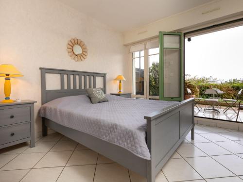 une chambre avec un grand lit et un balcon dans l'établissement Apartment Résidence des Tennis-3 by Interhome, à Dinard