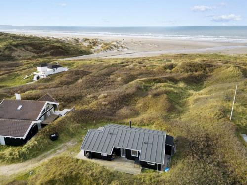 uma vista aérea de uma casa e da praia em Holiday Home Mirla - 50m from the sea in NW Jutland by Interhome em Saltum