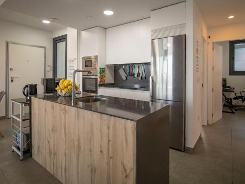 eine Küche mit einer Arbeitsplatte und einem Kühlschrank in der Unterkunft Villa Polop HIlls by Interhome in Polop