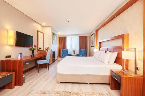 Postel nebo postele na pokoji v ubytování Dedeman Konya Hotel Convention Center