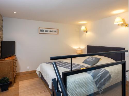 une chambre avec un lit et une télévision à écran plat dans l'établissement Apartment Villa Campo Bello by Interhome, à Dinard