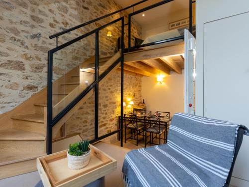 Cette chambre dispose d'un lit en mezzanine et d'un escalier. dans l'établissement Apartment Villa Campo Bello by Interhome, à Dinard