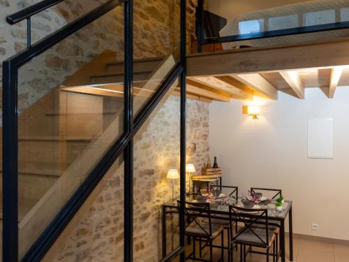 une salle à manger avec un escalier et une table avec des chaises dans l'établissement Apartment Villa Campo Bello by Interhome, à Dinard