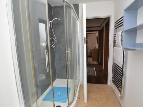 um chuveiro com uma porta de vidro na casa de banho em 3 Bed in West Bay 78089 em Bridport