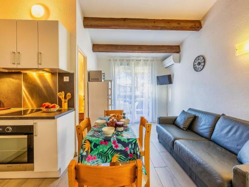 Il dispose d'une cuisine et d'un salon avec une table et un canapé. dans l'établissement Apartment Beija Flor by Interhome, au Cap d'Agde