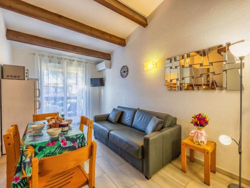un salon avec un canapé et une table dans l'établissement Apartment Beija Flor by Interhome, au Cap d'Agde