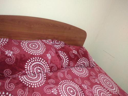 Guangualíにあるcasa familiarのベッド(白と赤の掛け布団付)