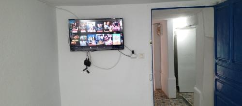 una TV a schermo piatto appesa a un muro in una camera di Moulay Idriss a Moulay Idriss Zerhoun