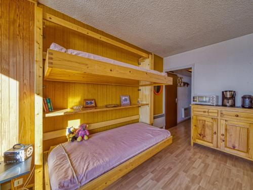 een slaapkamer met een stapelbed en een keuken bij Studio Ariane-8 by Interhome in Le Corbier