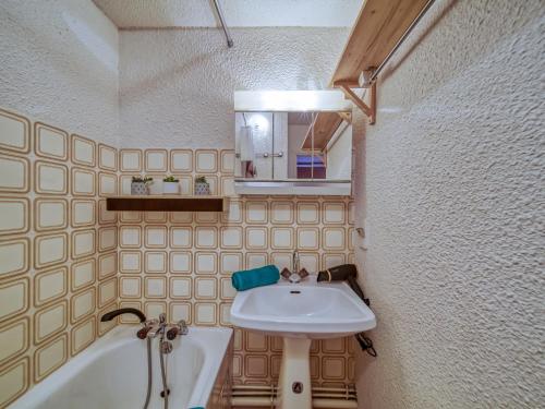 La petite salle de bains est pourvue d'un lavabo et d'une baignoire. dans l'établissement Studio Ariane-8 by Interhome, au Corbier