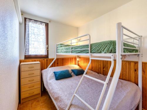 une chambre avec deux lits superposés et une fenêtre dans l'établissement Apartment Les Maisons sur la Plage-13 by Interhome, à Narbonne-Plage