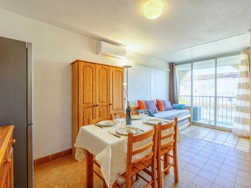 un salon avec une table et un canapé dans l'établissement Apartment Les Maisons sur la Plage-13 by Interhome, à Narbonne-Plage