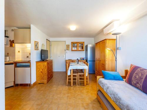 une cuisine et un salon avec une table et un canapé dans l'établissement Apartment Les Maisons sur la Plage-13 by Interhome, à Narbonne-Plage