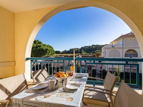 une table avec un bol de fruits sur un balcon dans l'établissement Apartment Le Domaine d'Azur-5 by Interhome, au Lavandou