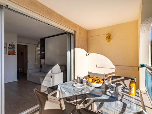 une table avec un bol de fruits dessus dans une pièce dans l'établissement Apartment Le Domaine d'Azur-5 by Interhome, au Lavandou