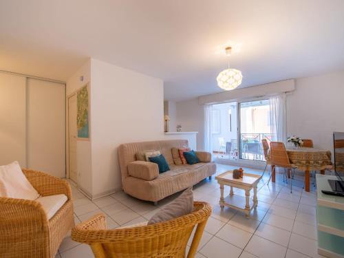 un salon avec un canapé, des chaises et une table dans l'établissement Apartment Voie Lactée-3 by Interhome, à Cavalaire-sur-Mer