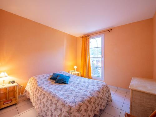 une chambre avec un lit et une fenêtre dans l'établissement Apartment Voie Lactée-3 by Interhome, à Cavalaire-sur-Mer