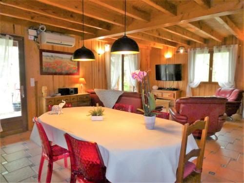 un salon avec une table avec des chaises et un canapé dans l'établissement Holiday Home Le Chêne Vert by Interhome, à Loupiac