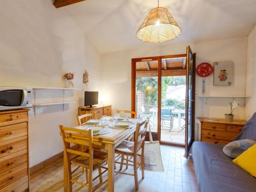 cocina y comedor con mesa y sillas en Holiday Home Bois d'Eleis-3 by Interhome, en Les Mathes